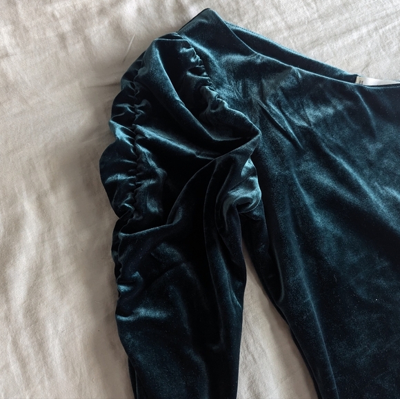 Mango Dark Green One Shoulder Velvet Top sz S - Picture 2 of 4